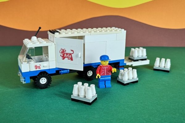 Der seltene ARla-Milch-Truck aus LEGO-Steinen in den Farben Weiß und blau.