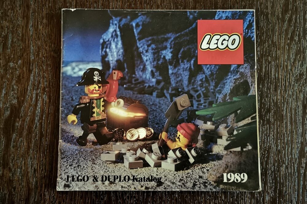 Der Katalog von Lego aus dem Jahr 1989 von vorn. Das Frontcover zeigt eine Piratenszene in der ein Schatz gefunden wird.