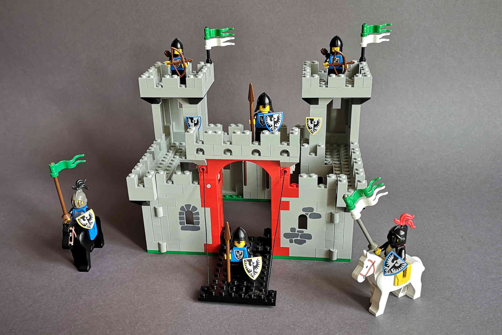 LEGO 6073 Burg Frontansicht