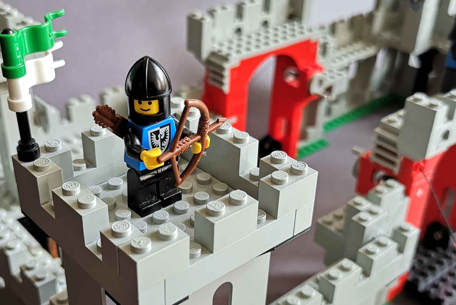 LEGO 6073 Burg Turm mit Ritter Figur Bogenschütze