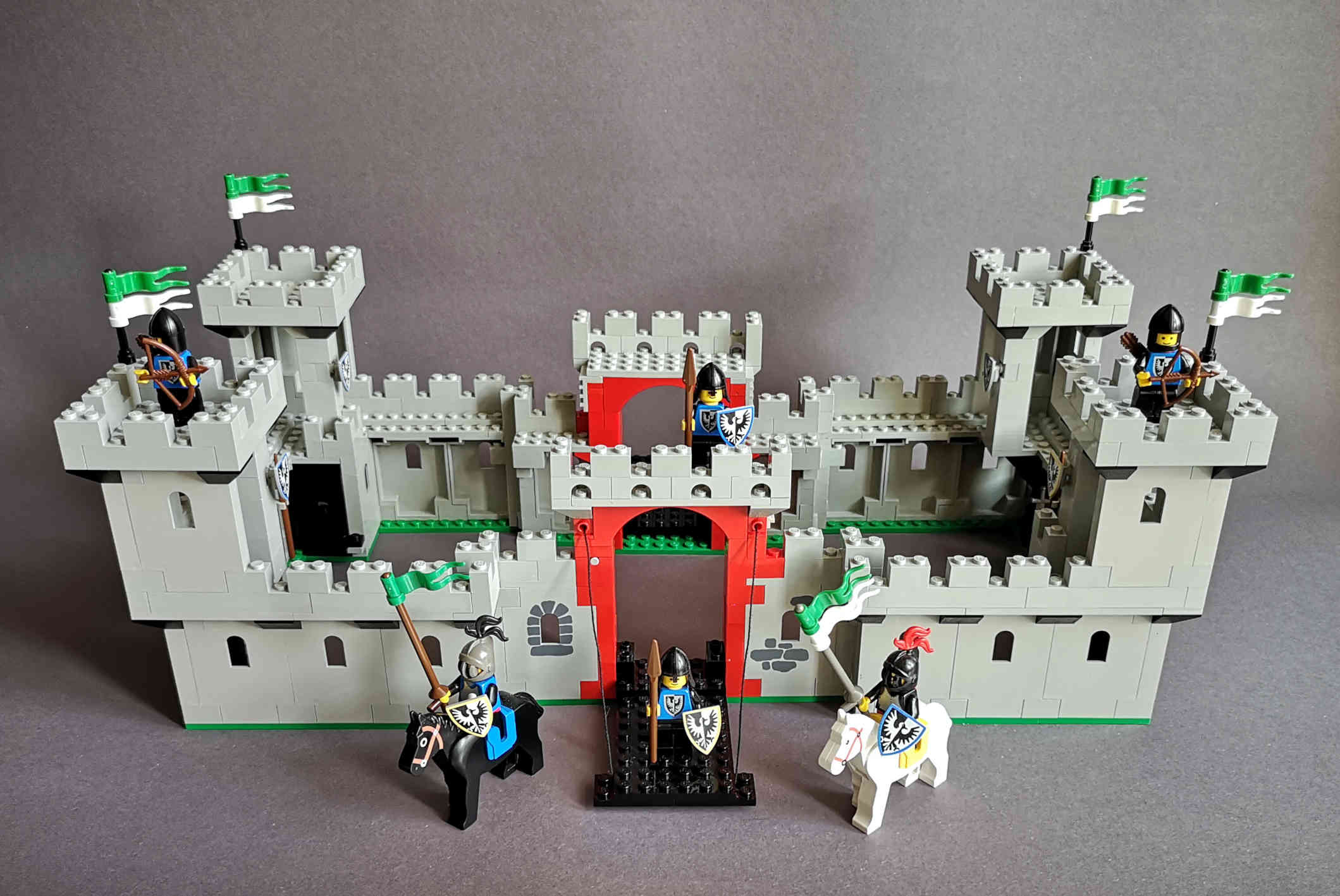 LEGO 6073 Burg zwei Mal zusammen gebaut