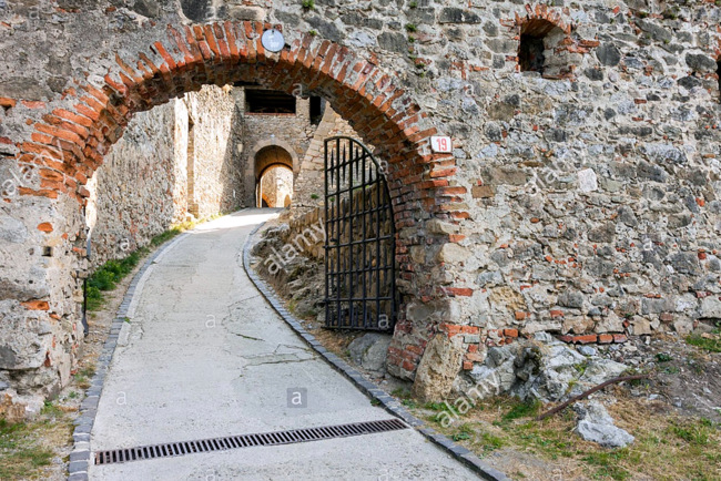 Hier seht Ihr das Tor der Burg Trencin in der Westslowakei (Quelle: alamay.de)