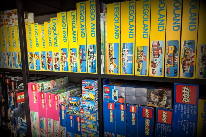 Ein Regal voller alter Lego-Sets in Originalkartons sauber aufgereiht.