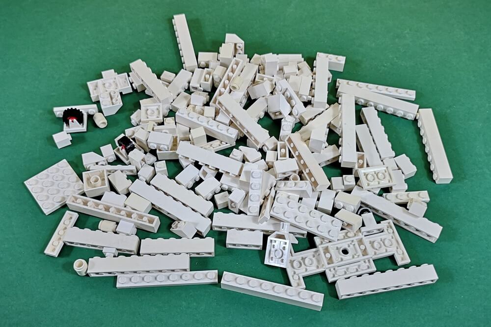 Ein großer Haufen von Lego-Bausteinen in weiß. Damit kann man tolle eigene kreative Bauwerke erschaffen.