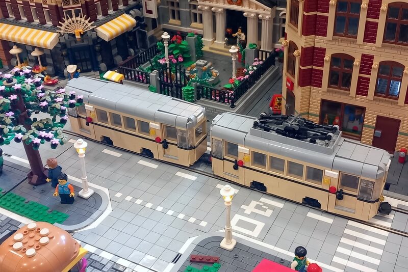 Alte Straßenbahn in Beige aus Lego. 