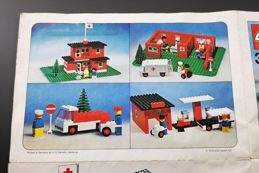 Mit den LEGO-Steinen des Baukastens lassen sich auch andere Modelle bauen. Die ANleitung zeigt zum Beispiel eine Arztpraxis, eine Garage und eine Tankstelle.