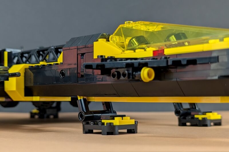 Die Landebeine sind am LEGO-Raumschiff ausklappbar.