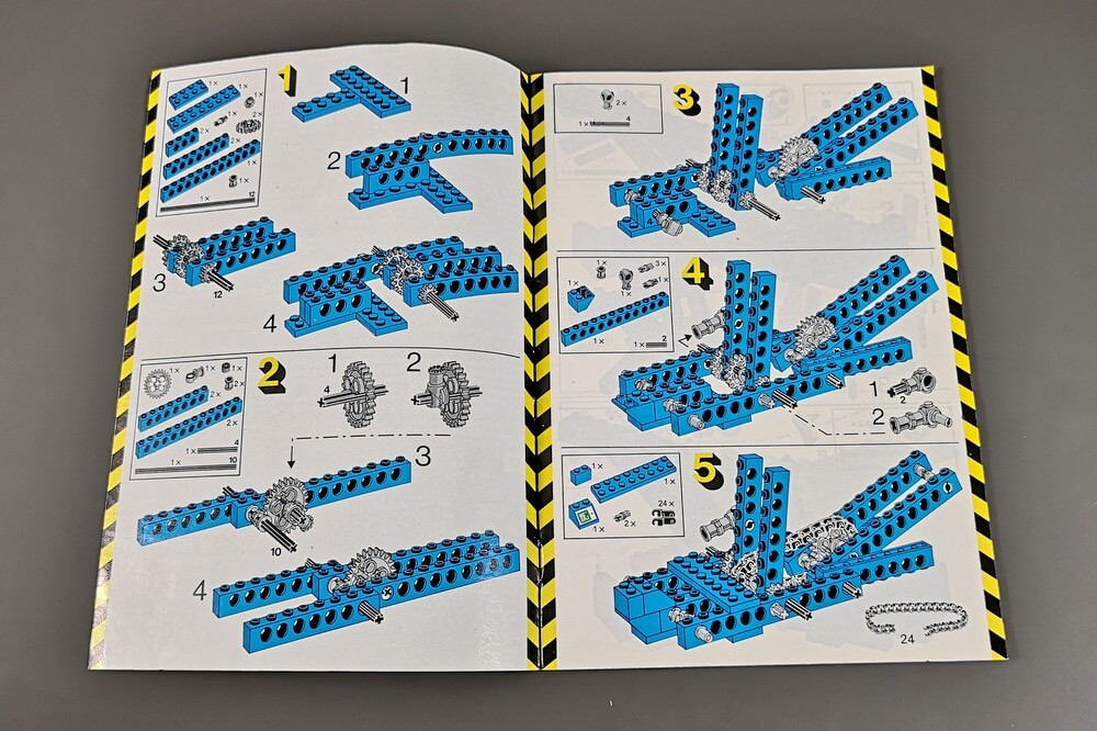 Bauschritte 1 bis 6. Es werden sehr viele blaue-Technik-Teile verbaut. Heute sehen Lego-Anleitungen deutlich einfacher aus. 