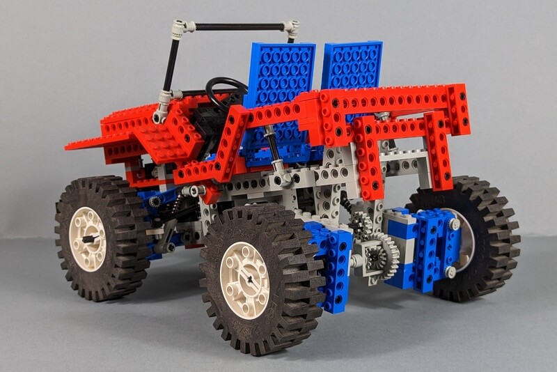 Der Lego-Jeep von schräg hinten fotografiert.