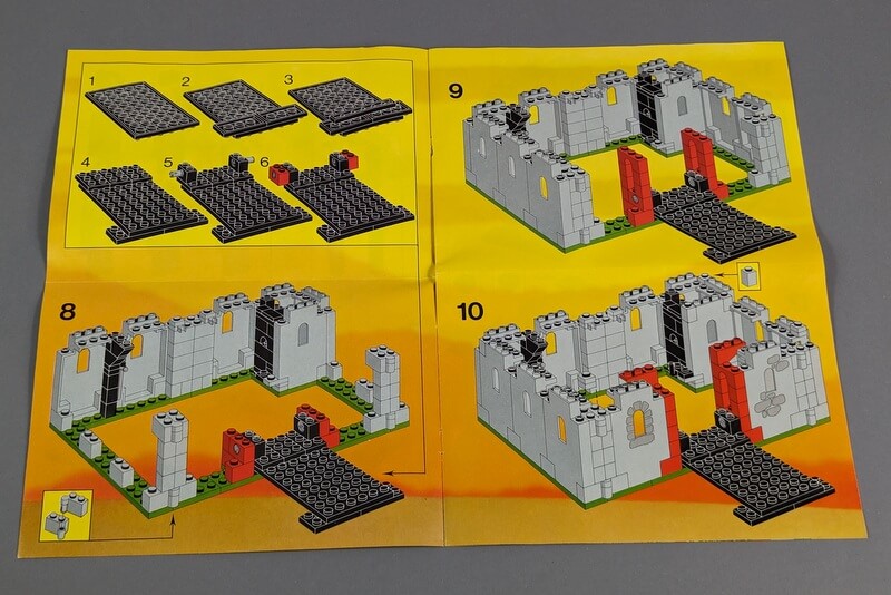 Die Bauanleitung zeigt, wie man eine Zugbrücke aus Lego-Steinen baut.