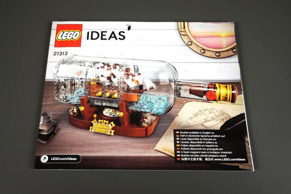 Die Bauanleitung von Set 21313. Zu sehen ist das Schiff in der Flasche aus LEGO-Steinen. 