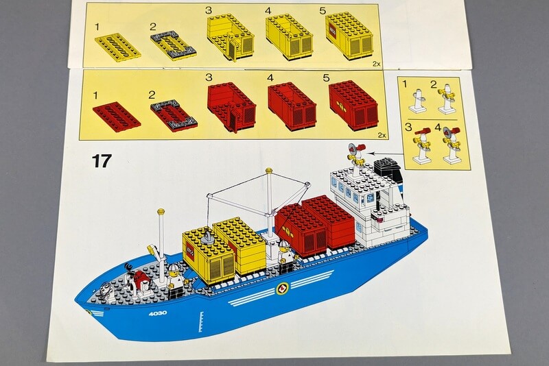 In Bauschritt 17 zeigt die Anleitung, wie Fracht-Container aus Lego-Steinen gebaut werden.