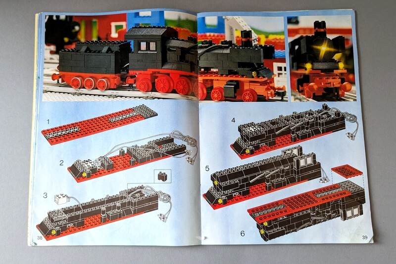 Bauanleitung für eine große schwarze Dampflokomotive aus Lego-Steinen.