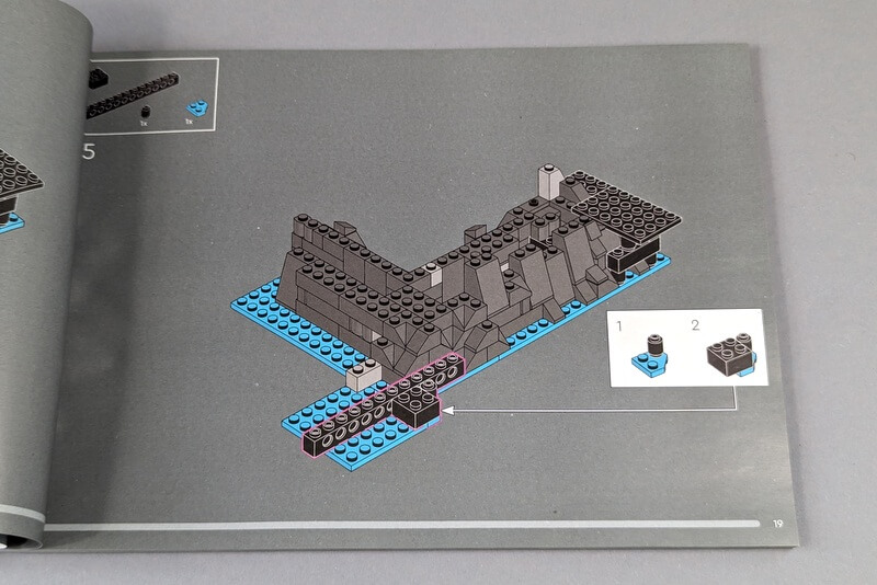 Die Bauanleitung zeigt, wie eine Felsformation aus Lego-Bausteinen gebaut wird.