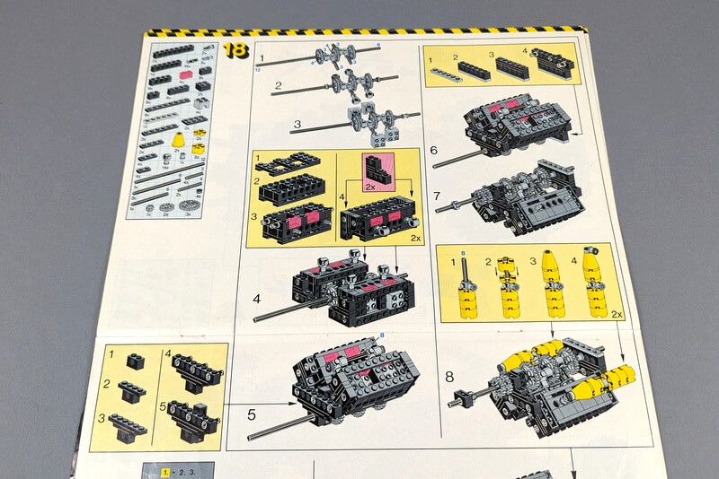 Bauschritte, die zeigen, wie man einen Motorblock aus Lego-Steinen baut.