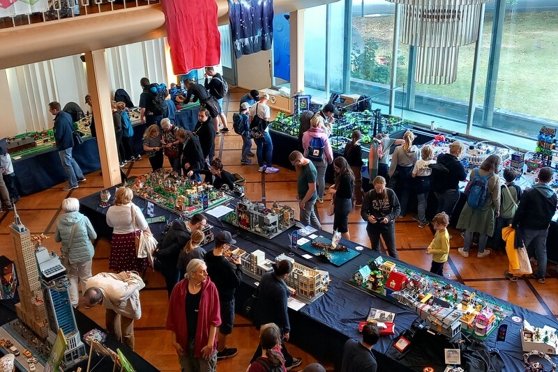 Blick auf die Berliner Steinewahn mit vielen Besuchern, Ausstellern und Händlern.