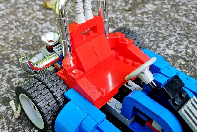 Aus LEGO-Steinen gebauter Fahrersitz für den Go-Kart.