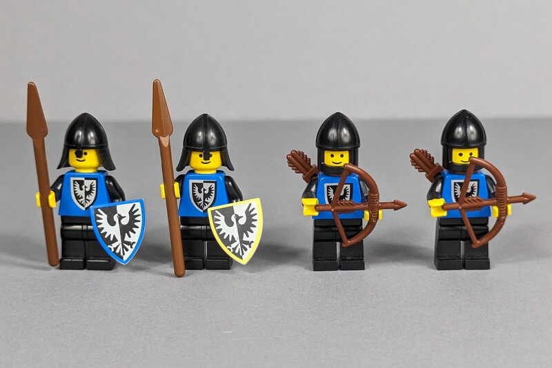 Vier Falkenritter-Minifiguren mit typischen blauen Torsos und dem Falkenwappen.