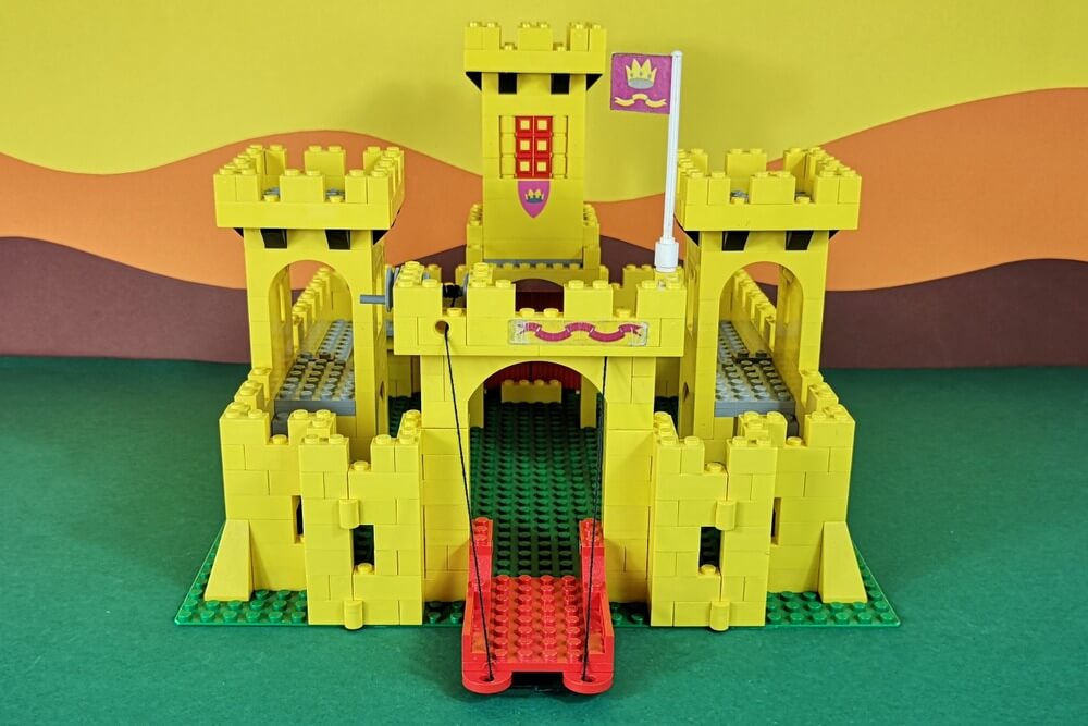 Die gelbe Burg von vorn.