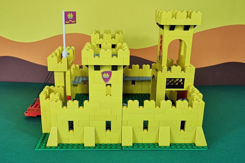Linke Seite der gelben Burg.