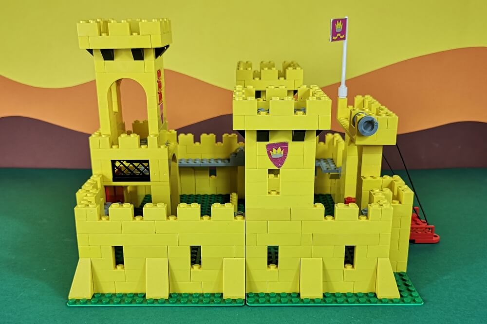Blick auf die rechte Seite der gelben Burg.