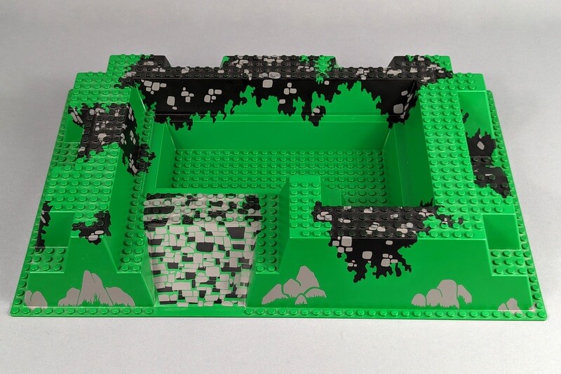 Die seltene und teure Grundplatte von Lego-Set 6090.