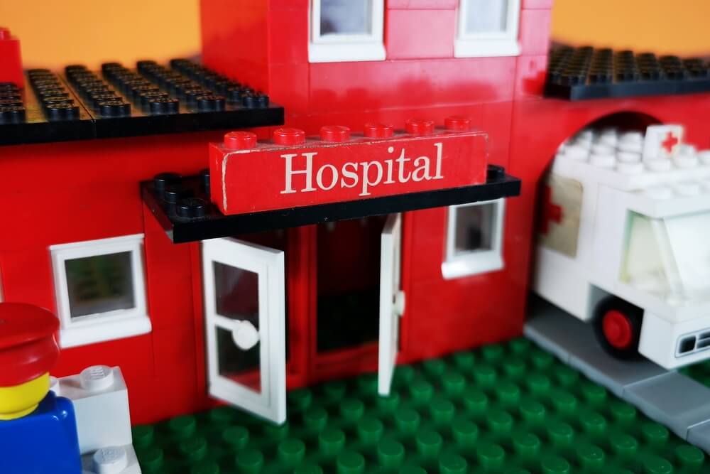 Über dem Eingang des Krankenhauses ist ein Hospital-Baustein angebracht, der mit einem Sticker realisiert ist.