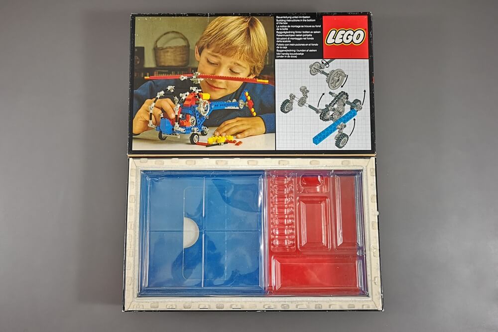 Sogar die Innenklappe der Verpackung zeigte damals tolle Bilder. Zu sehen ist ein Junge, der gerade mit dem Modell spielt. 