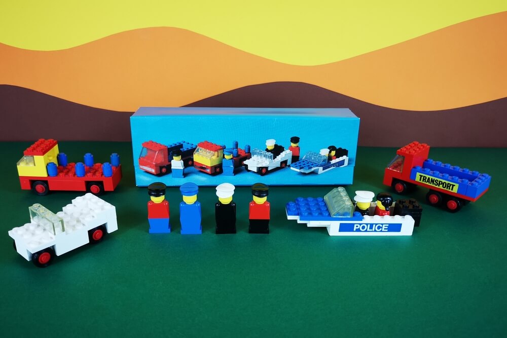 Innenbox 1 von LEGO-Set 364 mit allen Fahrzeugen und Minifiguren.