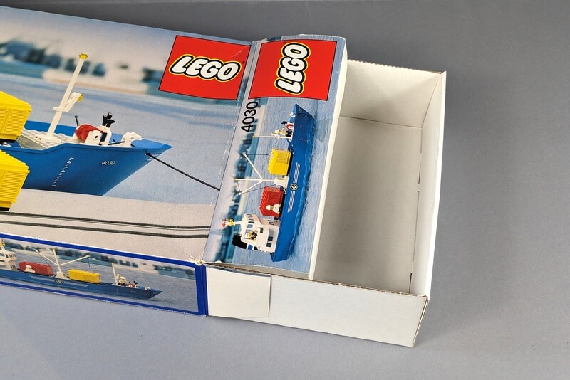 Halb herausgezogener Innenkarton von Lego-Set 4030 von Ende der 80er-Jahre.