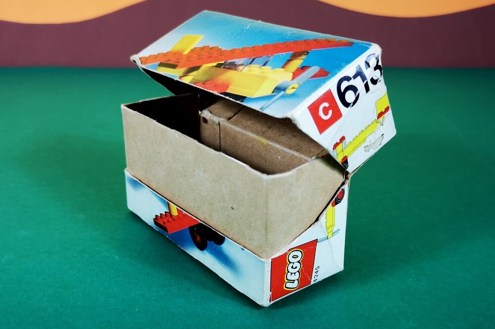 Der Klapp-Mechanismus alter LEGO-Kartons erinnert an die Klapp-Funktion von alten Zigaretten-Schachteln der 70er-Jahre.