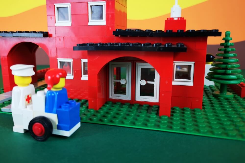 Kleine Türen von LEGO sind nicht ganz einfach zu bespielen auch nicht für kleine Kinderhände.