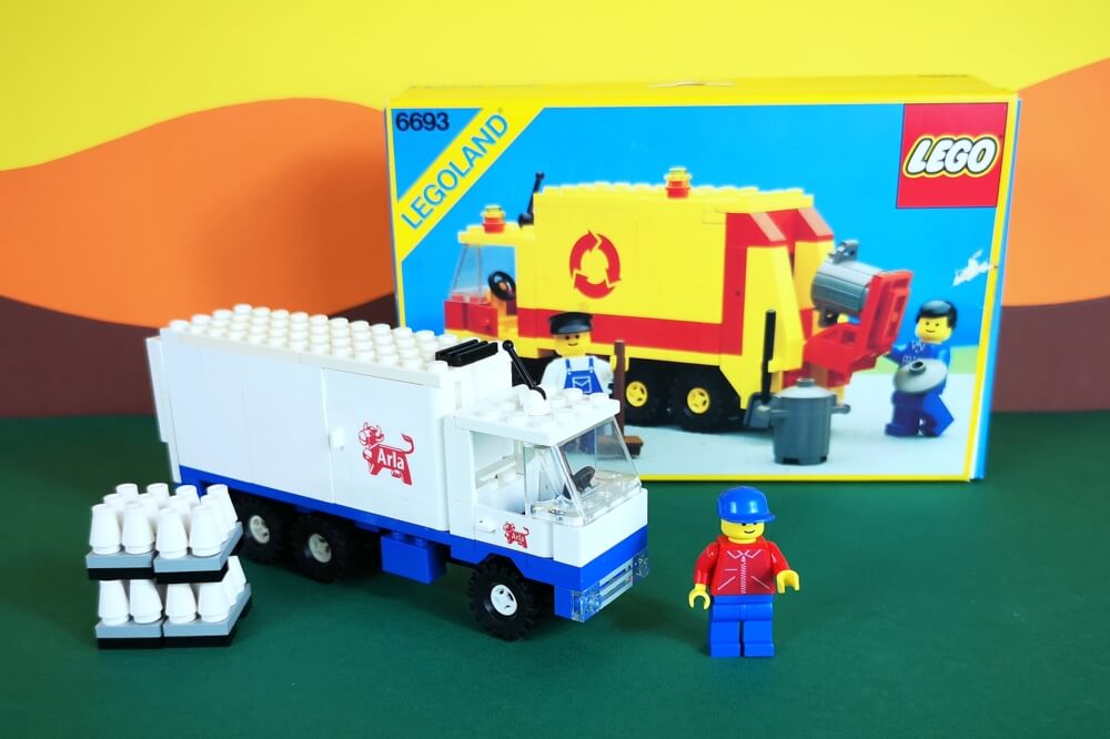 Lego-Set 1581 (Arla-Truck) neben dem Müllauto (Lego-Set 6693). Der Vergleich zeigt, dass die beiden Modelle sehr ähnlich gebaut werden.