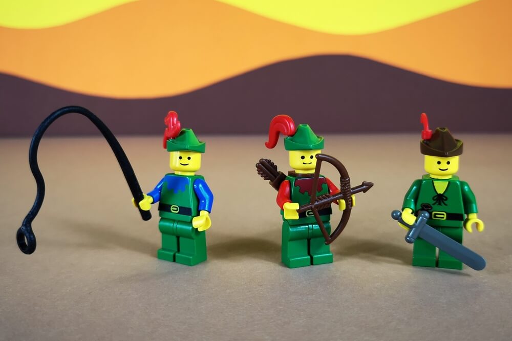 Die drei Forestmen-Figuren aus Set 1680. Darin enthalten sind: ein Bogenschütze, ein Kutschenfahrer mit Peitsche und ein Robin Hood mit Schwert.