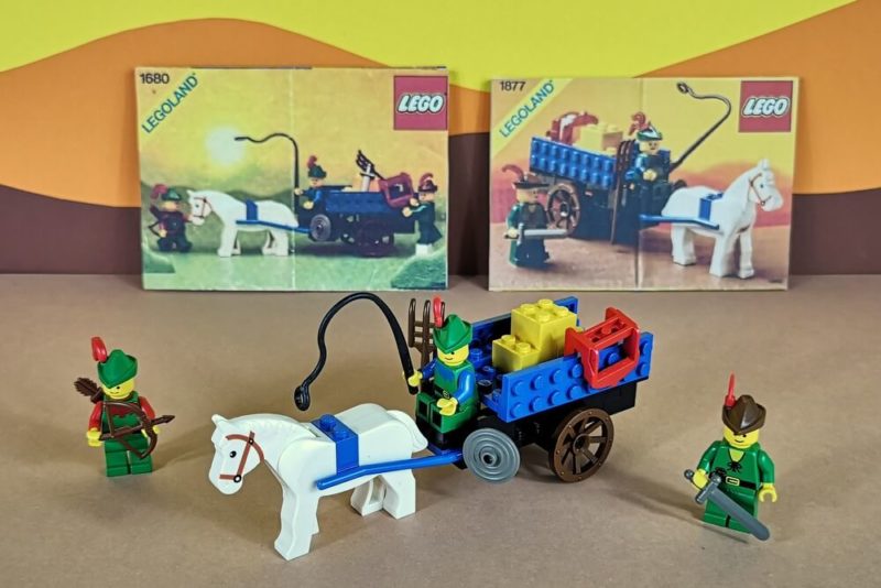 LEGO-Set 1680 und LEGO-Set 1877 sind fast identisch. Das Set zeigt einen Heuwagen aus LEGO-Steinen mit zwei beziehungsweise drei Forestmen-Figuren.