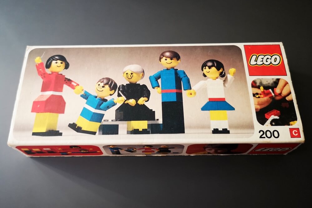Das erste Set mit Lego-Maxifiguren mit der seltenen Originalbox. Die fünft Figuren wurden komplett aus Lego-Steinen gebaut. 