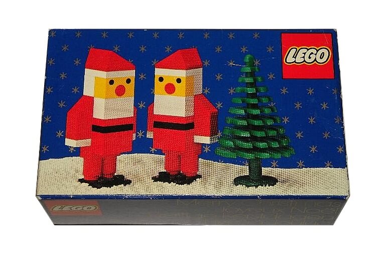 Lego-Set 245 von 1978 aus zwei Weihnachtsmännern gebaut aus Lego-Steinen und einem grünen Baum.