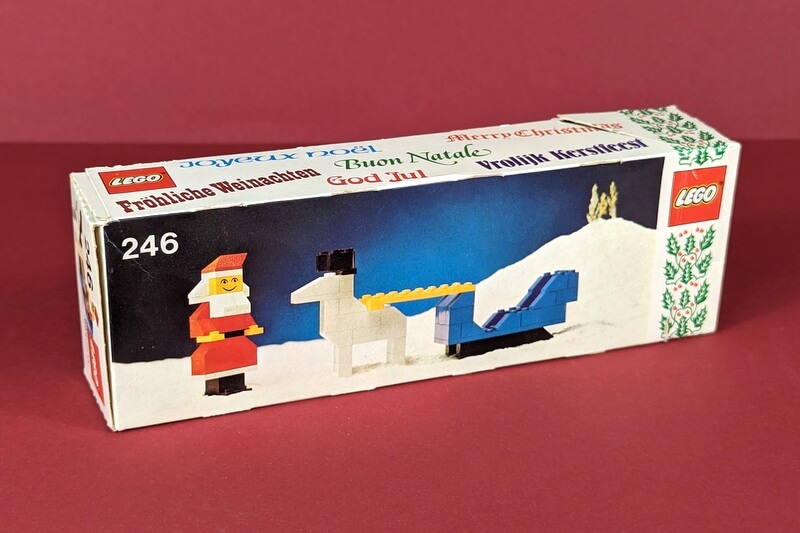 Die sehr seltene Box vom allerersten Lego-Weihnachtsset der Geschichte von 1977. Zu sehen ist ein Weihnachtsmann mit Rentier und Schlitten komplett aus Bausteinen gebaut.