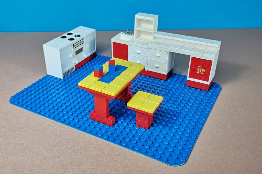 Die Puppenküche von Lego ist super zum Spielen geeignet. Kinder können sie einfach umbauen und mit anderen Sets erweitern. Eine tolle Idee.