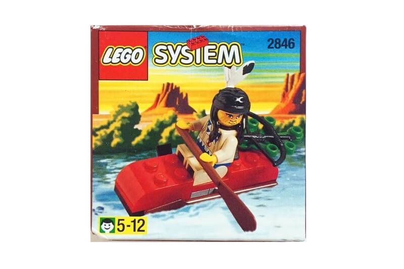 Das Cover der Box zeigt einen Amerikanischen Ureinwohner mit einem Kajak aus Legosteinen.