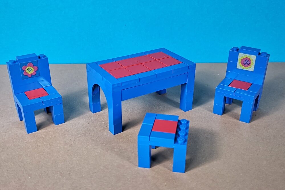 Blauer Esstisch mit passenden STühel aus Lego-Steinen.