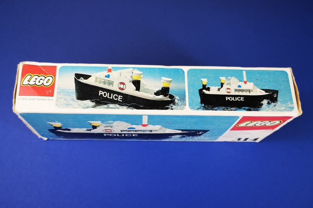 Die Seitenansicht der Box von Set 314 ist sehr simpel designt. Man sieht nur zwei Bilder vom Polizeiboot vor einfachem blauem Hintergrund mehr nicht. 