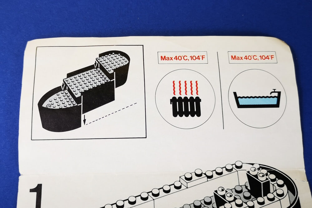 Lego lieferte 1976 in der Anleitung auch eine Empfehlung für die Wassertemperatur mit. Nicht mehr als 40 Grad sollte die Badewanne haben.