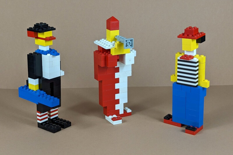 Die drei Clown-Figuren sind komplett aus klassischen Lego-Steinen gebaut. Der Look ist eckig und kantig und ganz typisch für die 60er-Jahre.