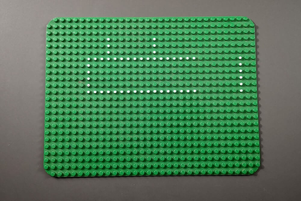 Die Base Plate (Grundplatte) von Set 363 gab es nur in diesem Baukasten. Zu sehen sind die typischen weißen Noppen auf der grünen Grundplatte, die beim Bau helfen sollen.