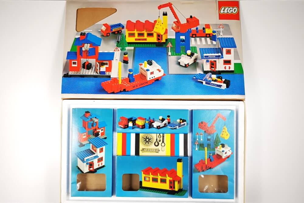 Wenn sich die Klappe von LEGO-Karton 364 öffnet, dann fällt der Blick auf die toll designten Innenkartons. Sie strahlen in einem schönen Blau und zeigen die Modelle, die man aus den Steinen der einzelnen Innenkartons bauen kann.