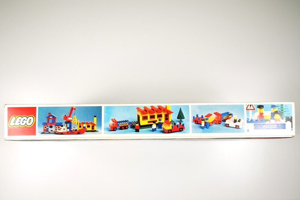 Die Seitenansicht von LEGO-Karton 364 mit vielen bunten Bildern. Darauf zu sehen, sind Hafengebäude, Fahrzeuge und Minifiguren.