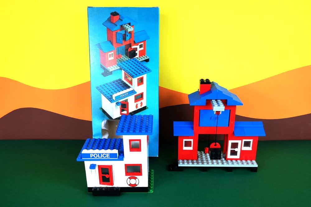 Polizeistation und Lagerhaus aus 70er-Jahre-LEGO-Steinen. 