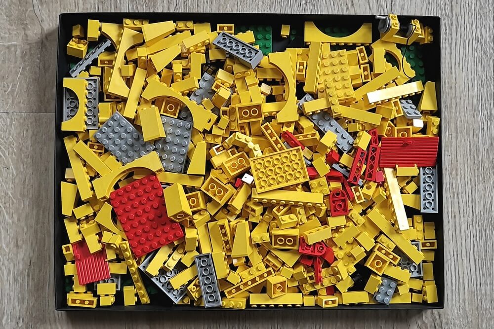 Alle Bausteine von Set 375 auf einem Bild. Zu sehen sind ganz viele Basis-Bricks in gelb, mit denen man viele tolle Dinge bauen kann. Kreativität wurde damals groß geschrieben.