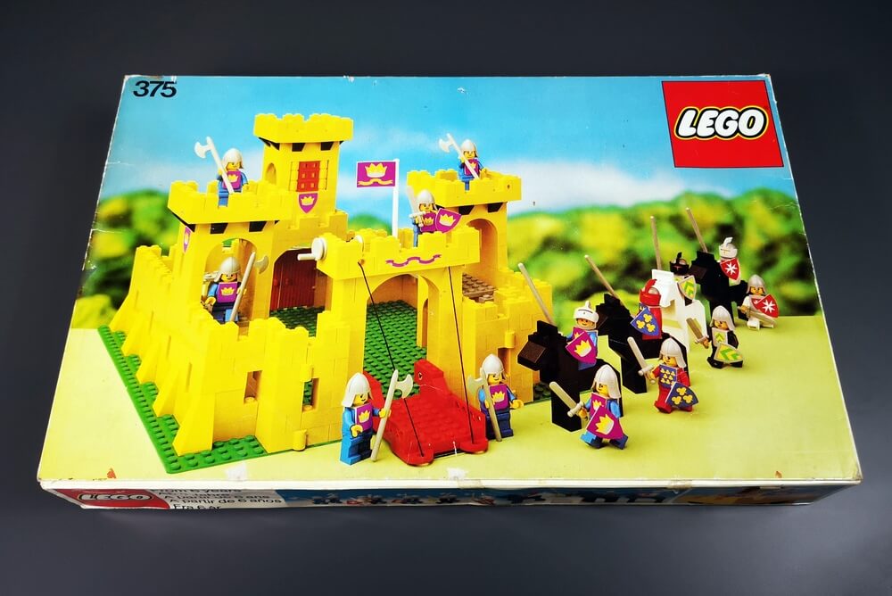 Der Originalkarton von Set 375 ist selten. Das Artwork ist simpel. Zu sehen ist die gelbe Burg mit den Minifiguren vor einem einfachen Hintergrund.